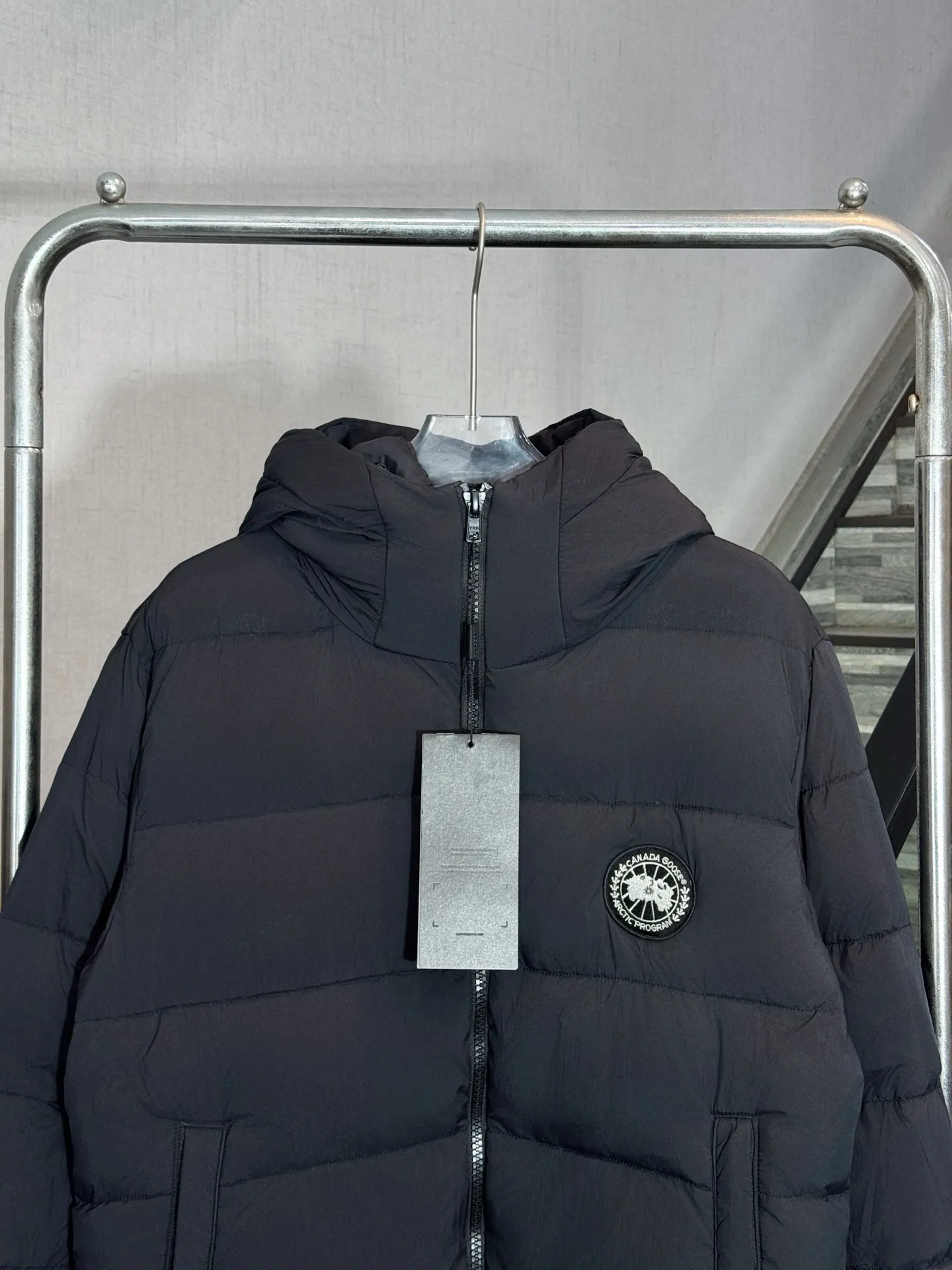 P730 model number: HE418 Canada Goose-Canada Goose hooded sleeves small label down jacket The fabric is made of high-density pure cotton gauze fabric, with a delicate and smooth feel. The inner filling is made of 50% white duck down, which has high fullness and good thermal insulation effect in winter. You can survive the winter in one piece of clothing. The original goose black label is sewn on the chest, and the nameplate letters and blouson sleeves are sewn on the cuffs to prevent winter wind.  Color: Picture Color Size: 1 2 3 4 Top! Canada 🦢➡️Canada Goose hooded reflective stripe down jacket has always been recognized as the warmest down jacket. Various Instagram celebrities, Internet celebrities, and celebrities often wear it for street photos. I do Canada Goose every year, but I still can’t get rid of my love for the geese. No matter how cold the weather is, there is no need to be afraid, because there are geese!  Down: 80% white duck down filling (real) 400 grams of down filling! Perfect fluffiness. Accessories: A full set of customized accessories. Canada Goose is the legendary warmest down jacket and is known as a must-have for Arctic outdoor sports! The most popular down jacket in the world, celebrities are rushing to buy it, it is a must-have!  Unisex Color: Black Size: M L